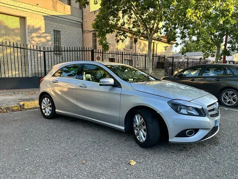 Usado Mercedes A180 Urban 109 CV (80 kW) 2014 Gris / plata Utilitario