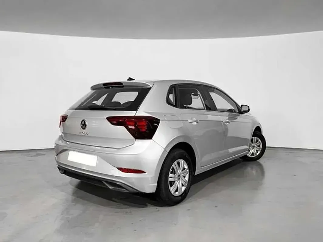 Usado VW Polo Trendline 95 CV (69 kW) 2022 Plateado Utilitario