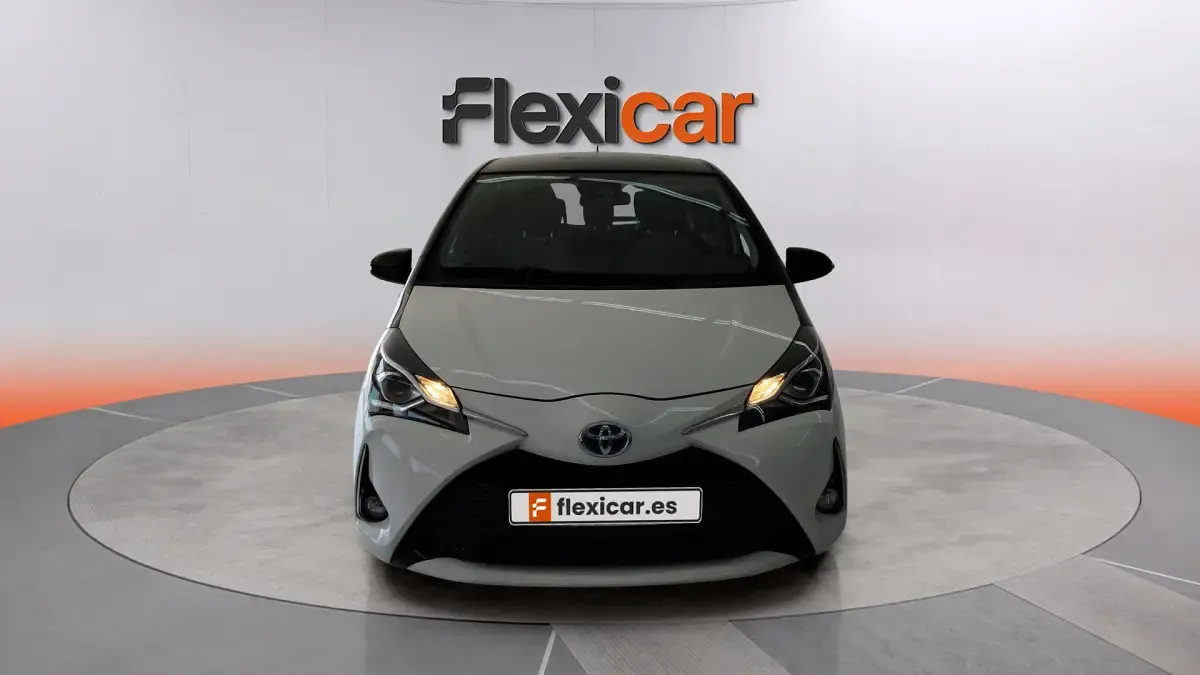 Usado Toyota Yaris Hybrid Active 100 CV (73 kW) 2019 Blanco Berlina