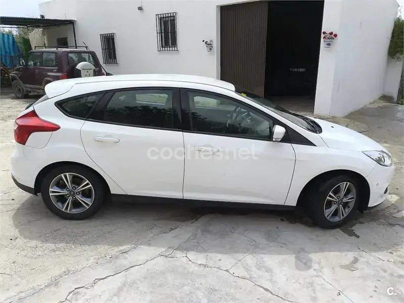Usado Ford Focus 115 CV (84 kW) 2013 Blanco Berlina