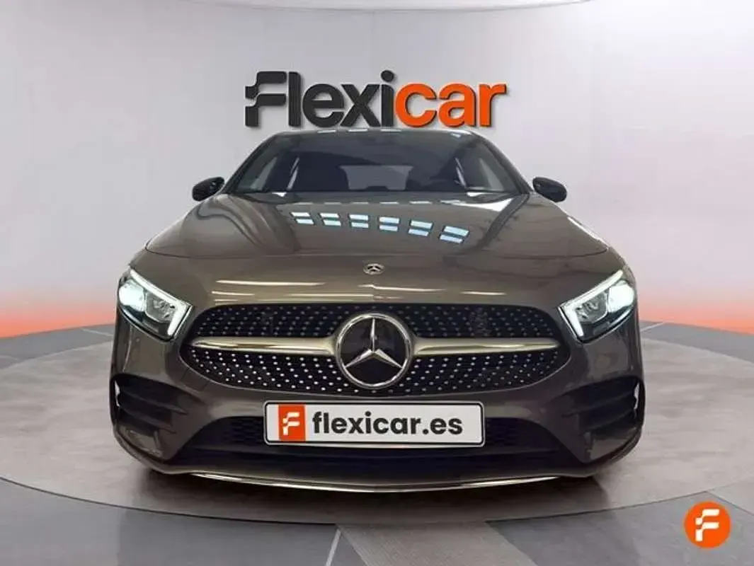 Usado Mercedes A180 116 CV (85 kW) 2018 Gris Berlina