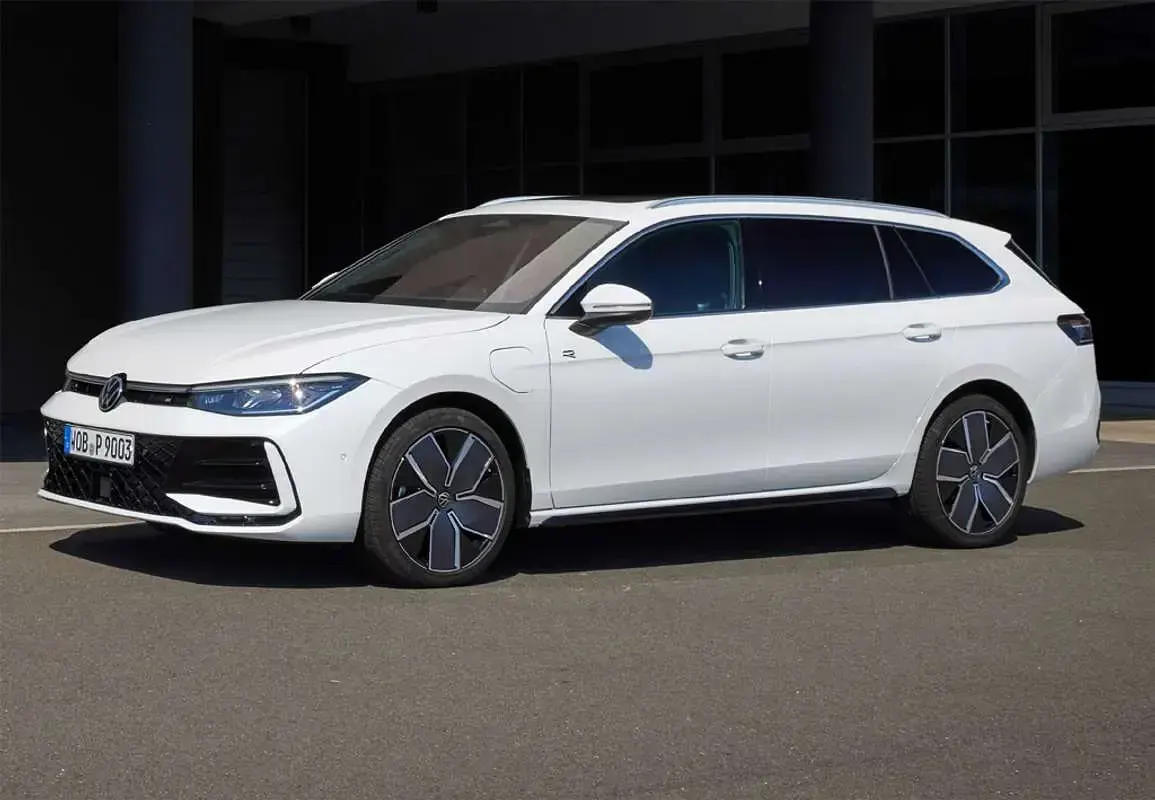 Usado VW Passat Executive 122 CV (89 kW) 2022 Negro Familiar