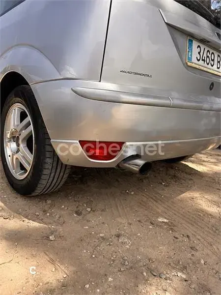 Usado Ford Focus Trend 100 CV (73 kW) 2002 Gris / plata Berlina