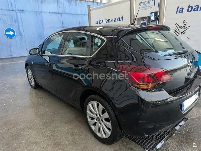 Usado Opel Astra Cosmo 110 CV (80 kW) 2010 Negro Berlina