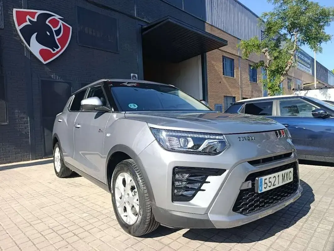 Usado SsangYong Tivoli 135 CV (99 kW) 2024 Gris / plata SUV