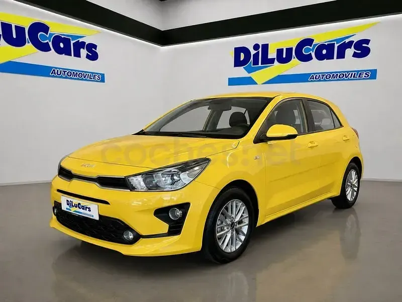 Usado Kia Rio 84 CV (61 kW) 2023 Amarillo Berlina