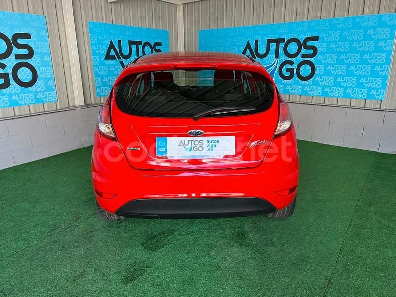 Usado Ford Fiesta Trend 100 CV (73 kW) 2014 Rojo Utilitario