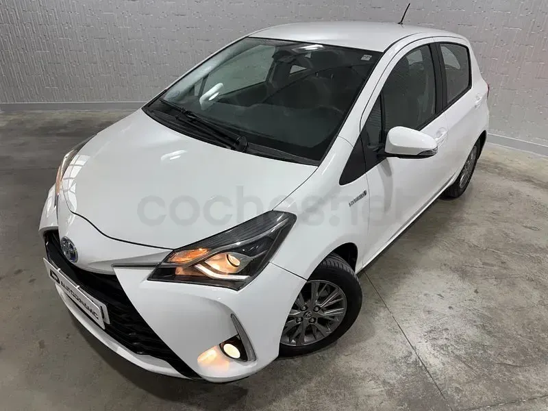 Usado Toyota Yaris Hybrid Active 100 CV (73 kW) 2018 Blanco Berlina