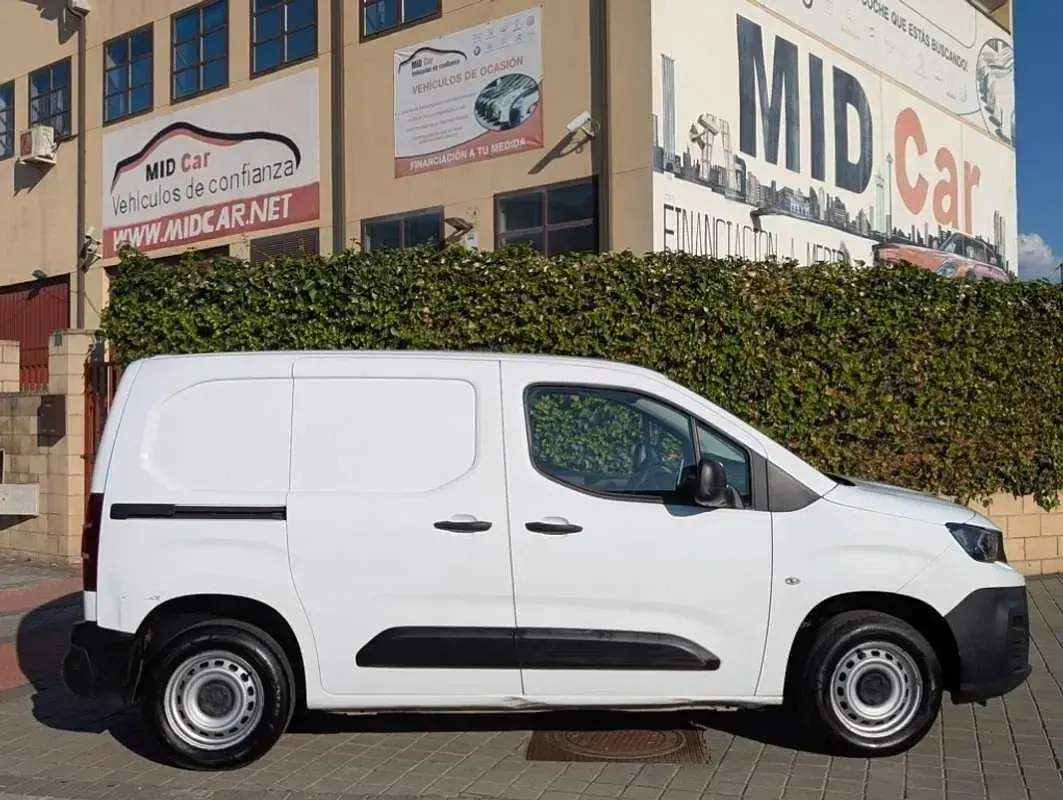 Usado Peugeot Partner Premium 102 CV (75 kW) 2021 Blanco Monovolumen