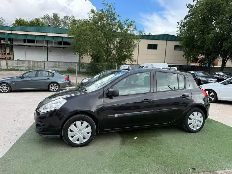 Usado Renault Clio II Authentique 75 CV (55 kW) 2010 Negro Berlina