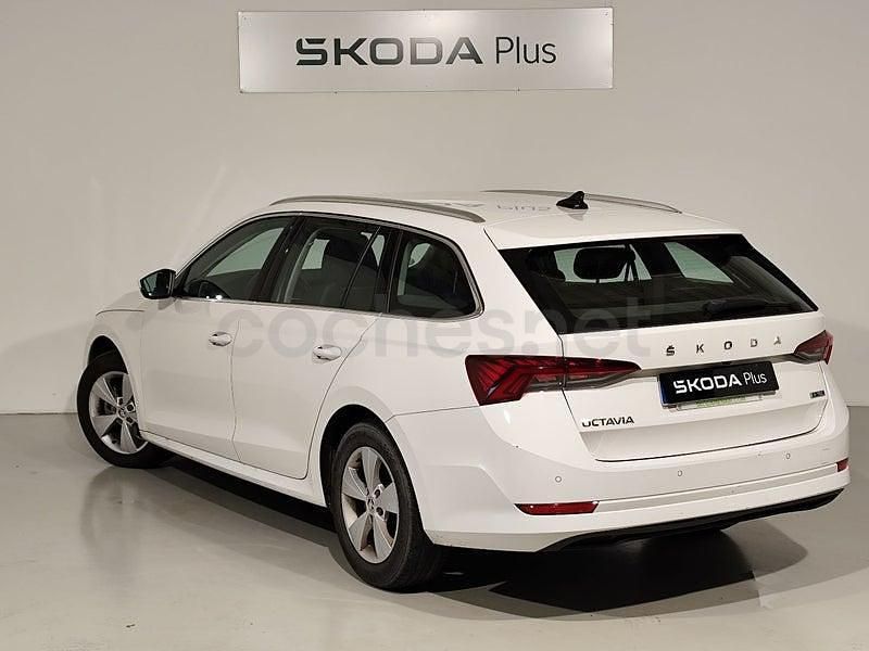 Usado Skoda Octavia 110 CV (80 kW) 2022 Blanco Familiar