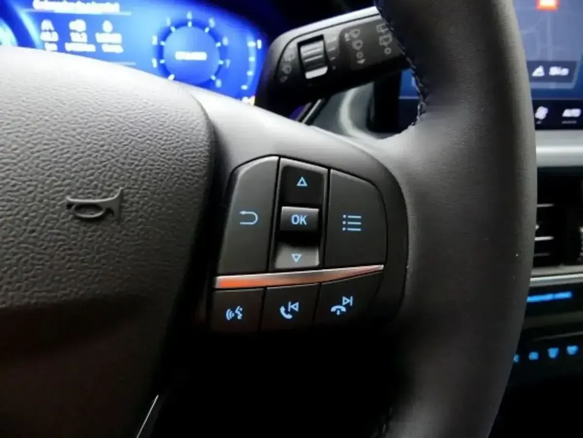 Usado Ford Focus Active X 155 CV (114 kW) 2024 Rojo