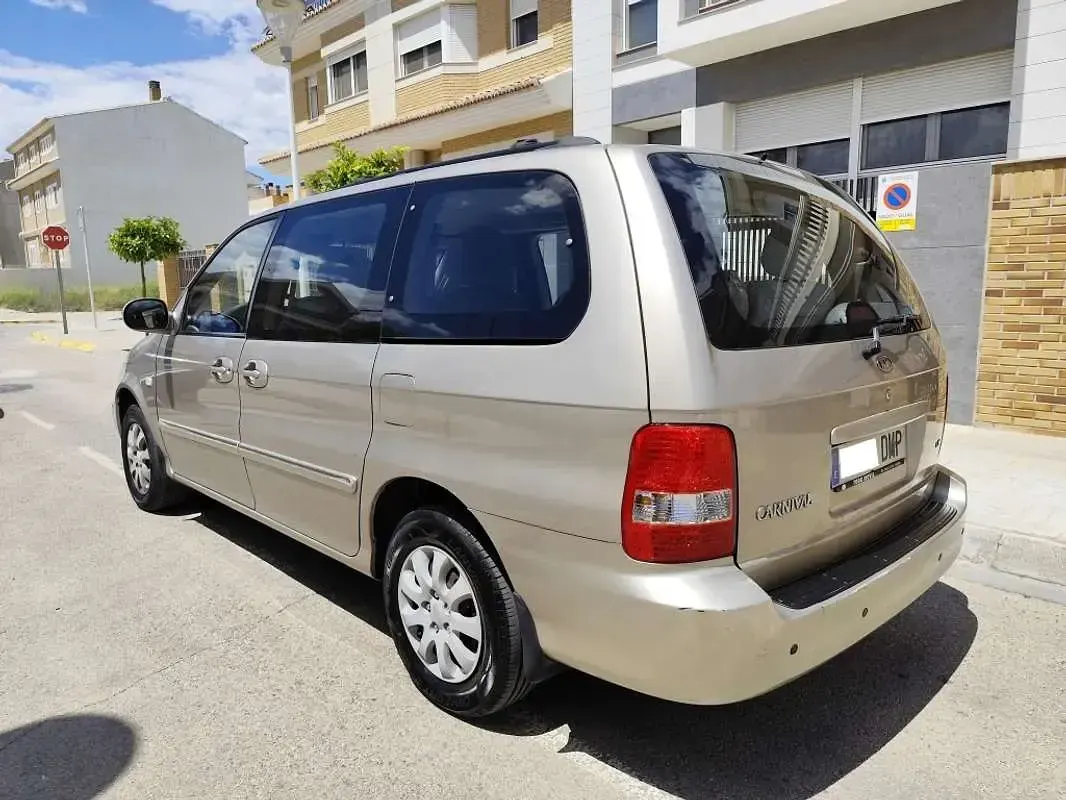 Usado Kia Carnival LX 144 CV (105 kW) 2005 Beige Monovolumen