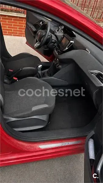 Usado Peugeot 208 Style 100 CV (73 kW) 2016 Rojo Utilitario