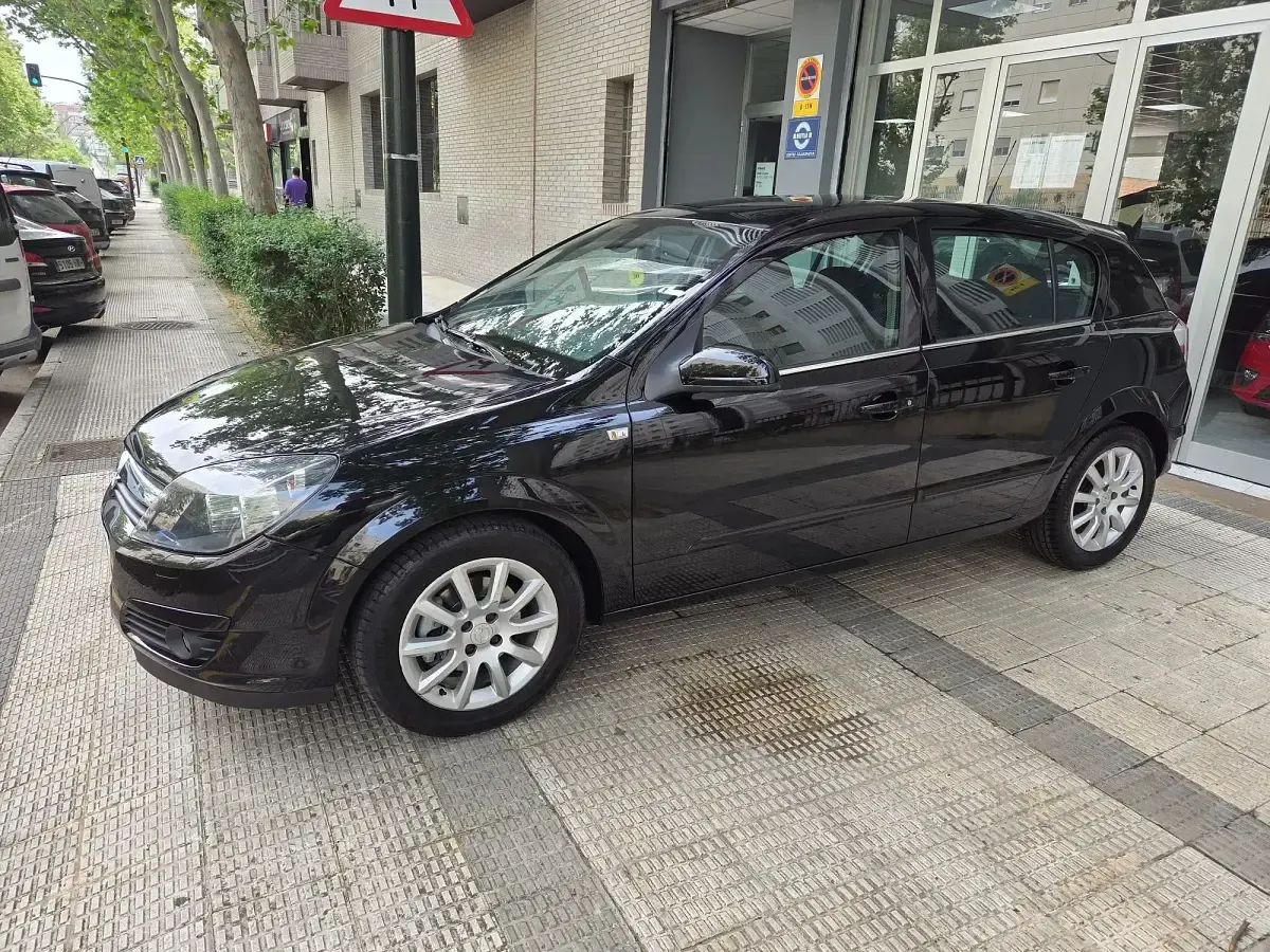 Usado Opel Astra Elegance 105 HP (77 kW) 2004 Preto Citadino