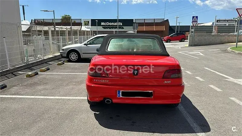 Usado Peugeot 306 Cabriolet 135 CV (99 kW) 1999 Rojo Descapotable