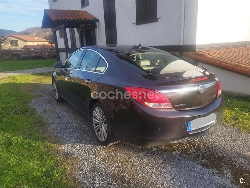 Usado Opel Insignia Excellence 160 HP (117 kW) 2013 Castanho Sedan