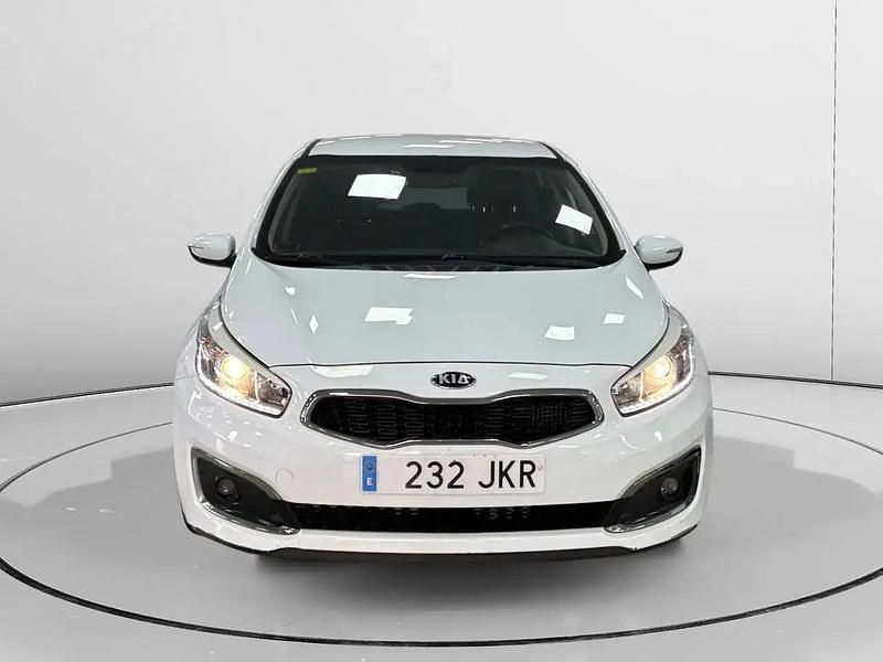 Używany Kia Ceed 120 KM (88 kW) 2015 Biały Hatchback