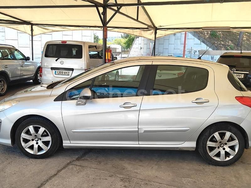Usado Peugeot 308 Active 120 CV (88 kW) 2013 Gris / plata Berlina