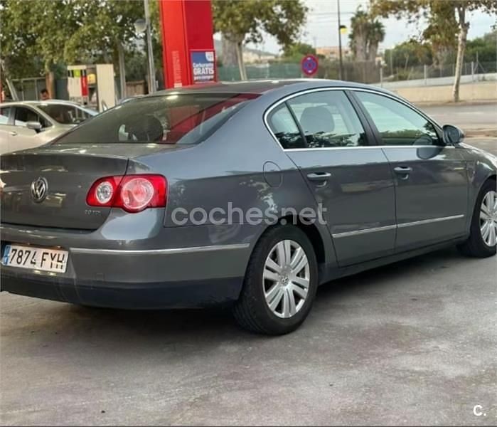 Gris / plata Usado 2007 VW Passat Advance Berlina | 4800 € (Precio justo) - Imagen 1/4