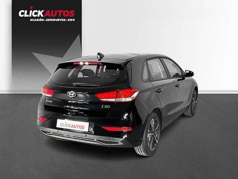 Usado Hyundai i30 110 CV (80 kW) 2024 Negro Utilitario