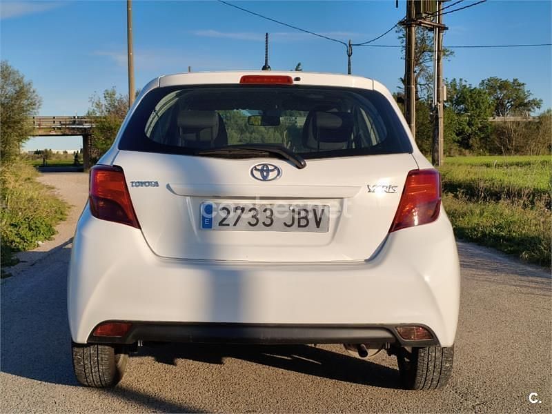Usado Toyota Yaris City 69 CV (50 kW) 2015 Blanco Utilitario