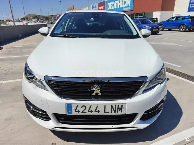 Usado Peugeot 308 Active 130 CV (95 kW) 2021 Blanco Berlina