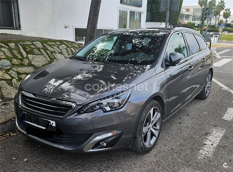 Usado Peugeot 308 SW Allure 120 CV (88 kW) 2017 Gris / plata Familiar