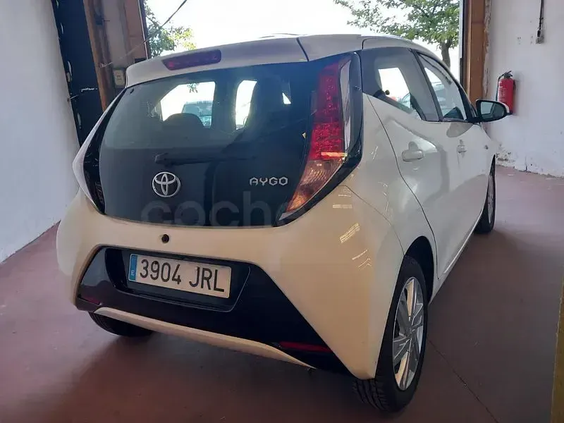 Usado Toyota Aygo X-cite 69 CV (50 kW) 2016 Blanco Utilitario