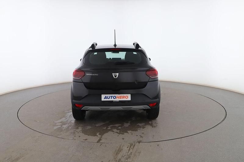 Usado Dacia Sandero Comfort 91 CV (66 kW) 2022 Negro Utilitario