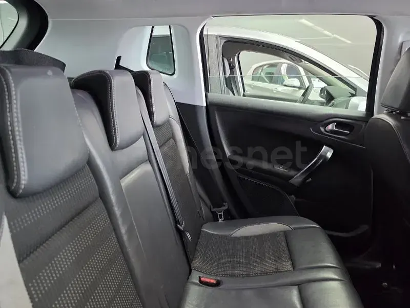 Usado Peugeot 2008 Allure 120 CV (88 kW) 2015 Negro SUV