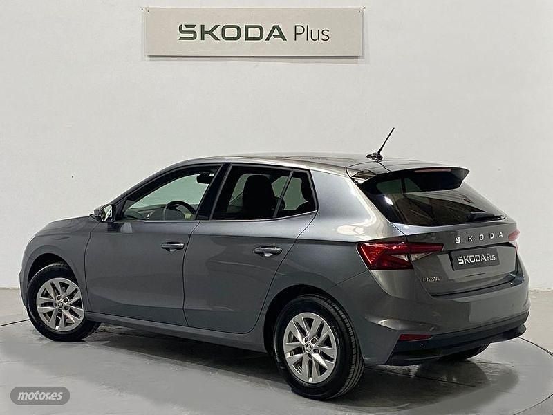 Usado Skoda Fabia Selection 115 CV (84 kW) 2025 Gris / plateado Berlina