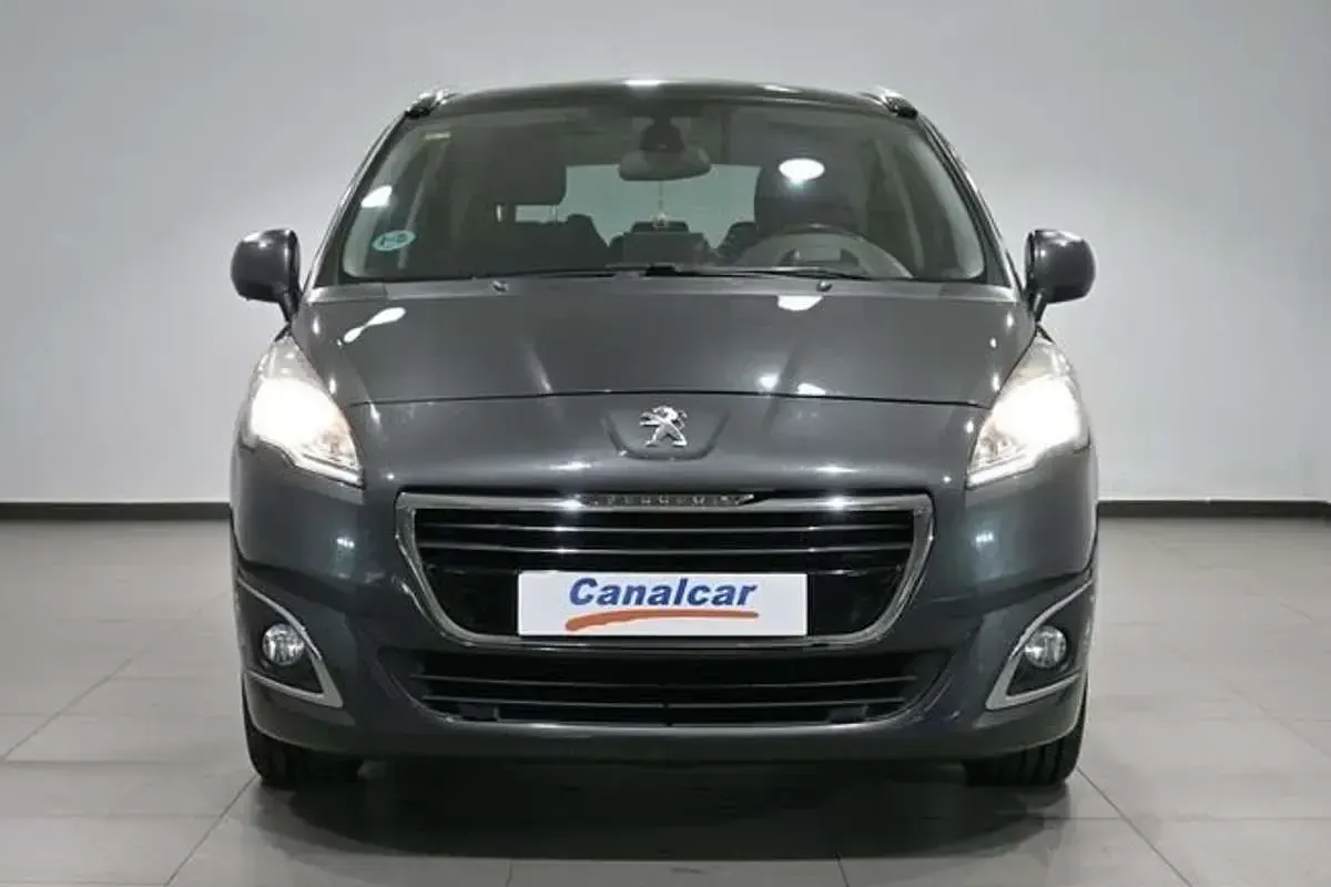 Usado Peugeot 5008 Allure 150 CV (110 kW) 2015 Gris Monovolumen