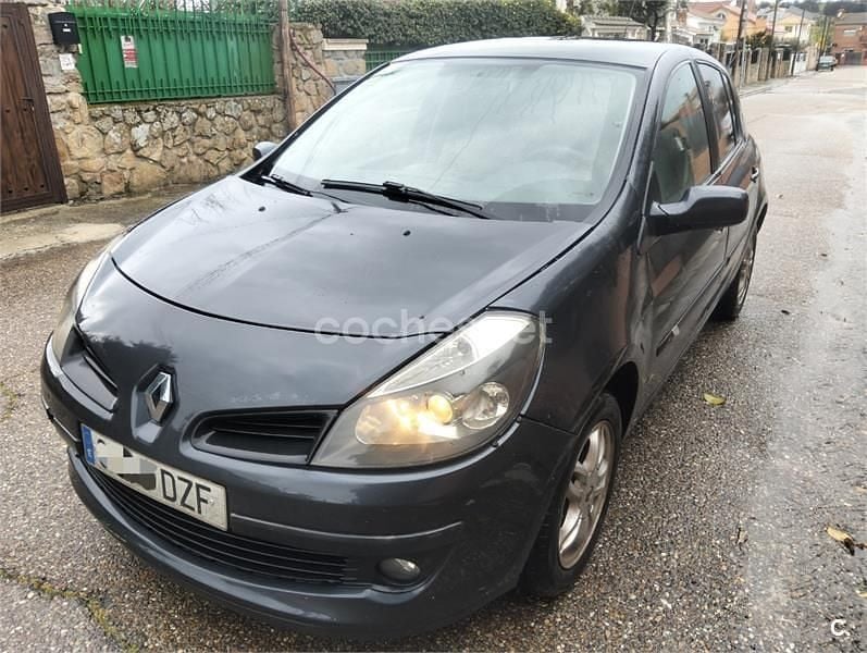 Usado Renault Clio III Collection 75 CV (55 kW) 2012 Gris / plata Berlina