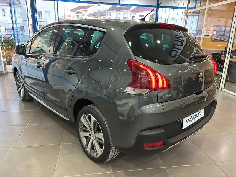 Usado Peugeot 3008 Allure 120 CV (88 kW) 2016 Gris / plata SUV