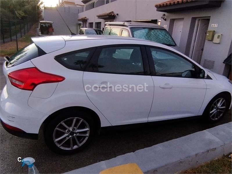 Usado Ford Focus Trend 120 CV (88 kW) 2015 Blanco Berlina