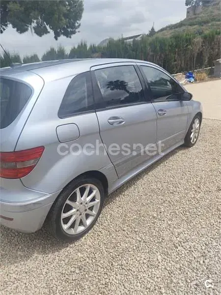 Usado Mercedes B200 140 CV (102 kW) 2006 Gris / plata Monovolumen