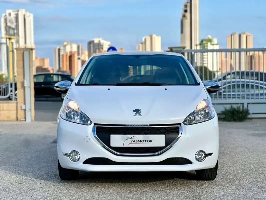 Usado Peugeot 208 Access 82 CV (60 kW) 2015 Blanco Utilitario
