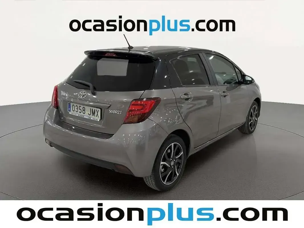 Usado Toyota Yaris 99 CV (72 kW) 2016 Gris Utilitario