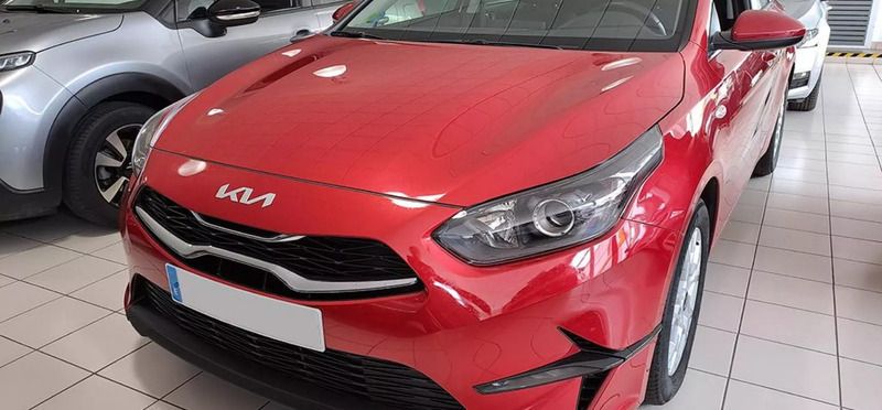 Rojo Usado 2024 Kia Ceed Utilitario | 21.400 € (Precio justo) - Imagen 1/4