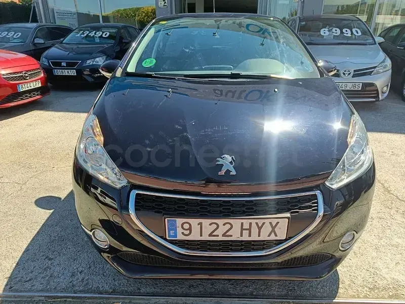 Usado Peugeot 208 Style 82 CV (60 kW) 2014 Violeta / lila Utilitario