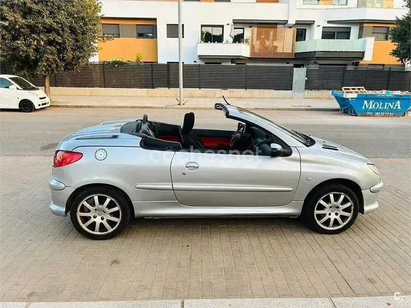 Usado Peugeot 206 110 CV (80 kW) 2003 Gris / plata Descapotable