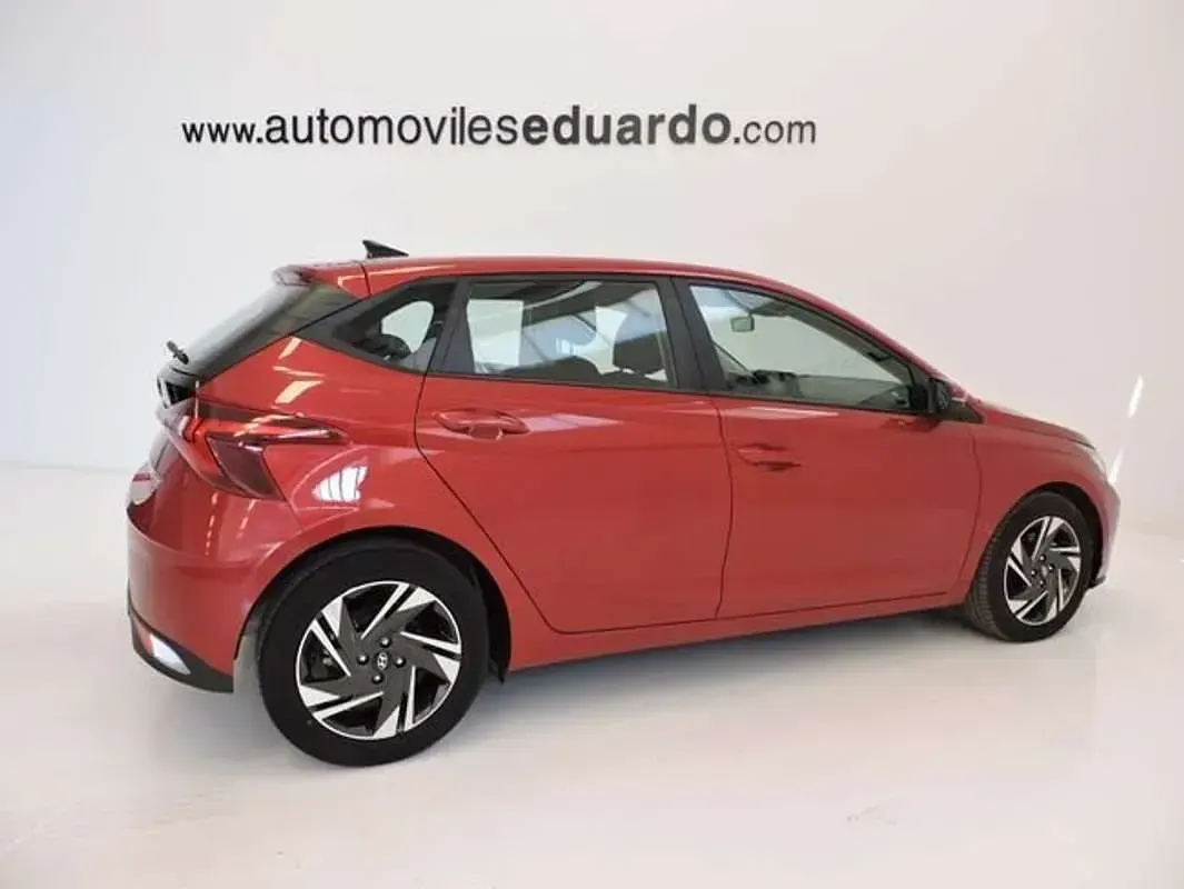 Usado Hyundai i20 99 CV (72 kW) 2021 Rojo Utilitario