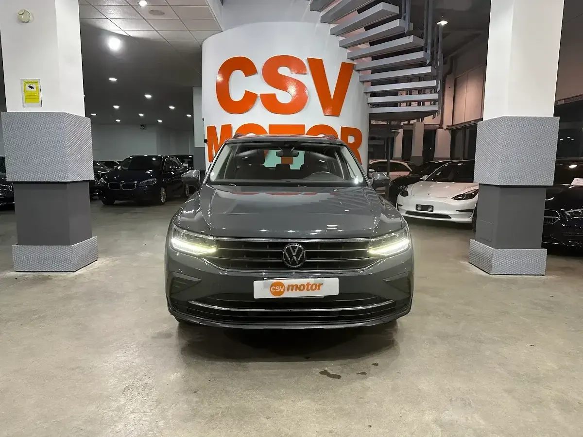 Usado VW Tiguan Life 245 CV (180 kW) 2022 Gris / plata SUV