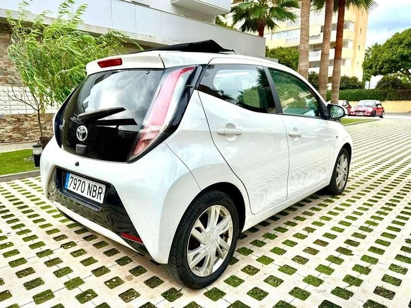 Usado Toyota Aygo X-play 69 CV (50 kW) 2015 Blanco Utilitario