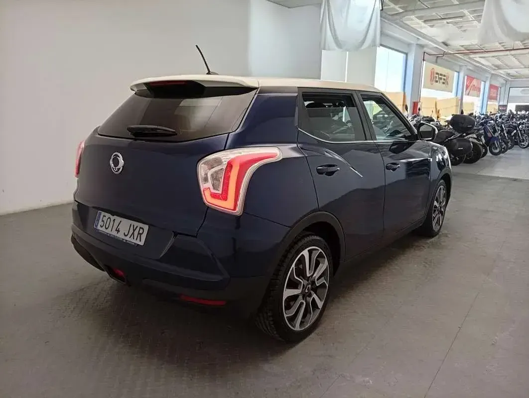 Usado SsangYong Tivoli Limited 116 CV (85 kW) 2017 Azul SUV