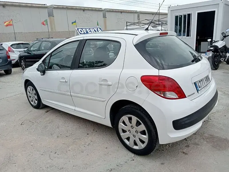 Usado Peugeot 207 Active 70 CV (51 kW) 2012 Blanco Berlina
