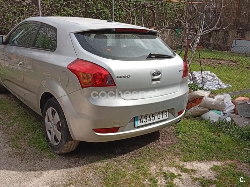 Usado Kia ProCeed 90 CV (66 kW) 2010 Gris / plata Utilitario