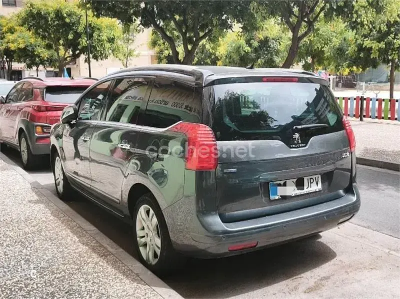 Usado Peugeot 5008 Allure 120 CV (88 kW) 2016 Gris / plata Monovolumen
