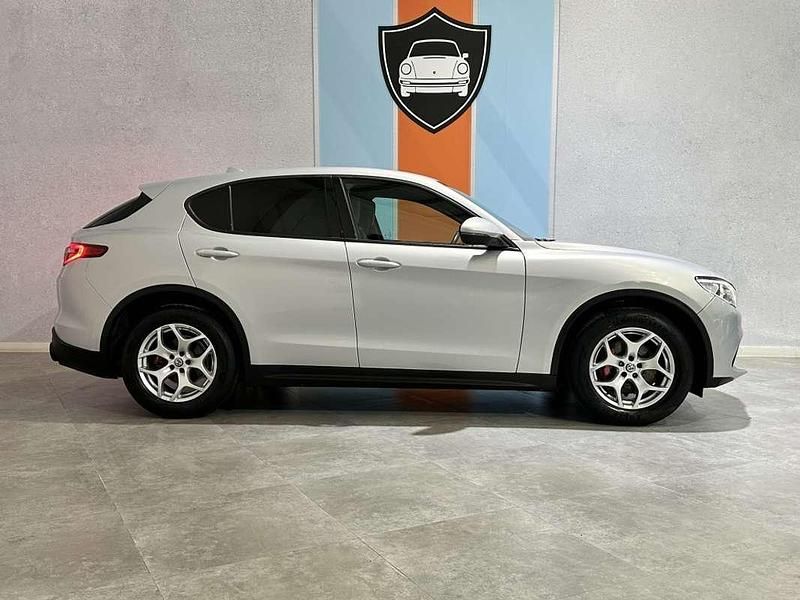 Usado Alfa Romeo Stelvio Sprint 190 CV (139 kW) 2022 Plateado SUV